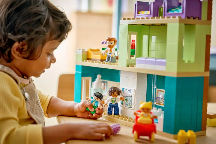 10470 3 in 1 Modern Family House with Figures