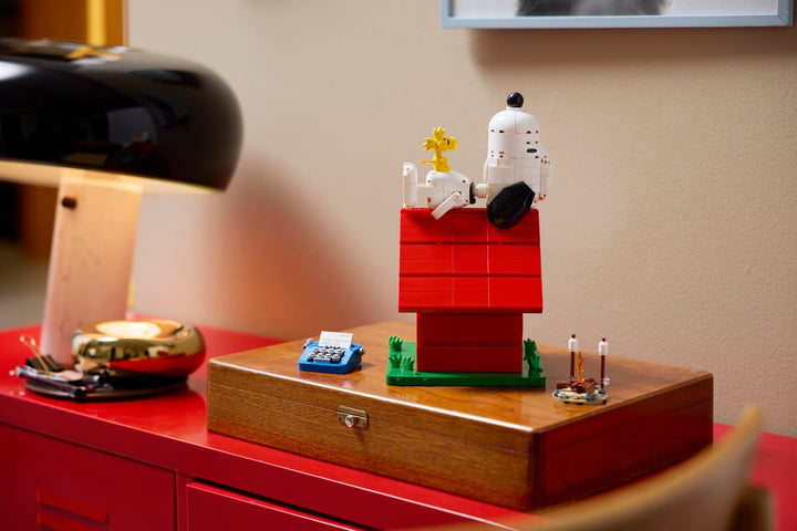21368 Peanuts: Snoopy's Doghouse