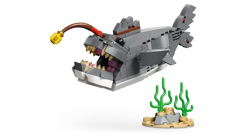 31381 Fierce Shark with a Treasure Chest