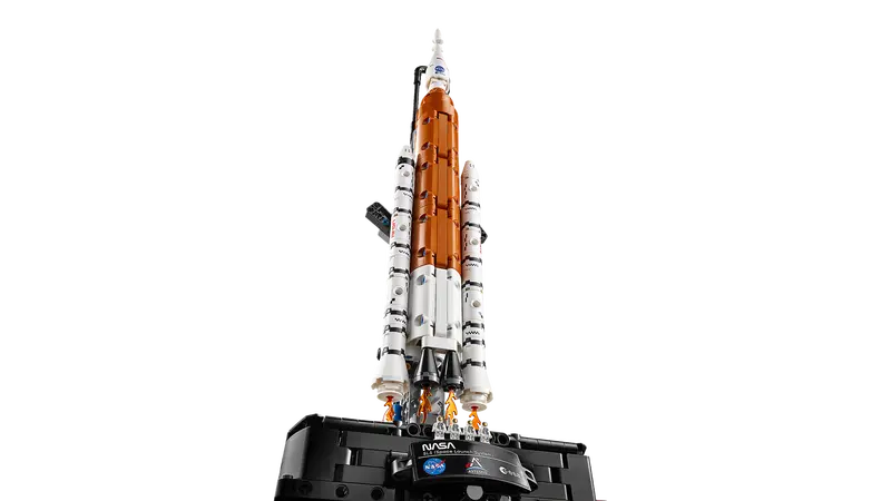 42221 NASA Artemis Space Launch System Rocket
