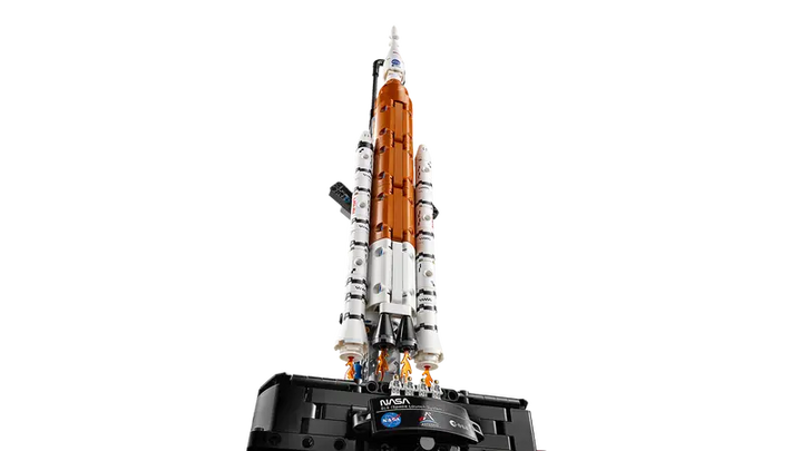 42221 NASA Artemis Space Launch System Rocket