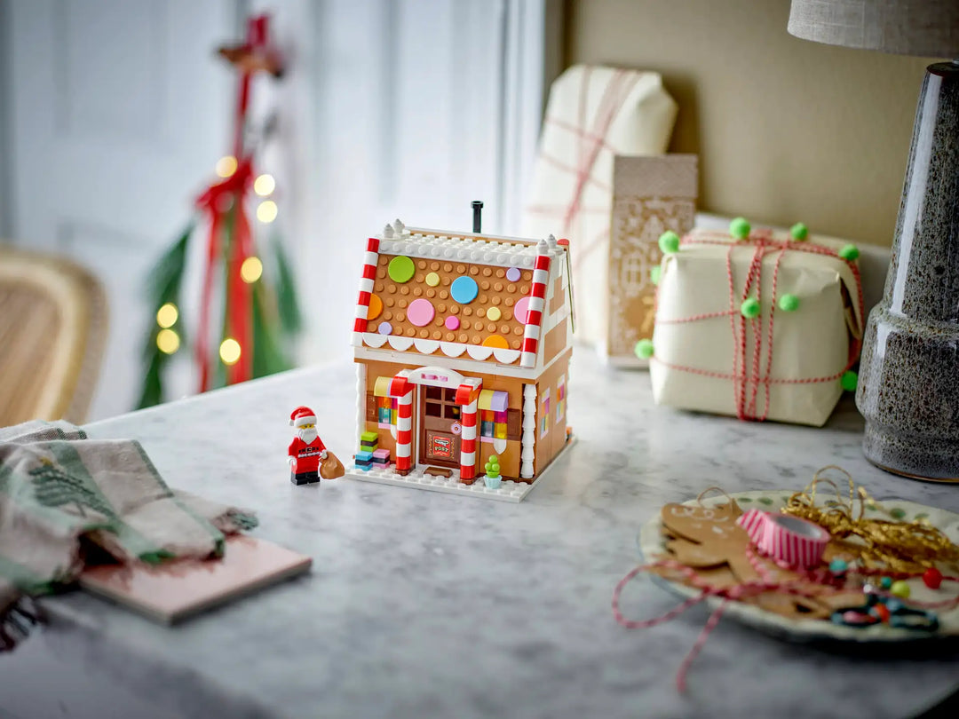 40809 Festive Gingerbread House