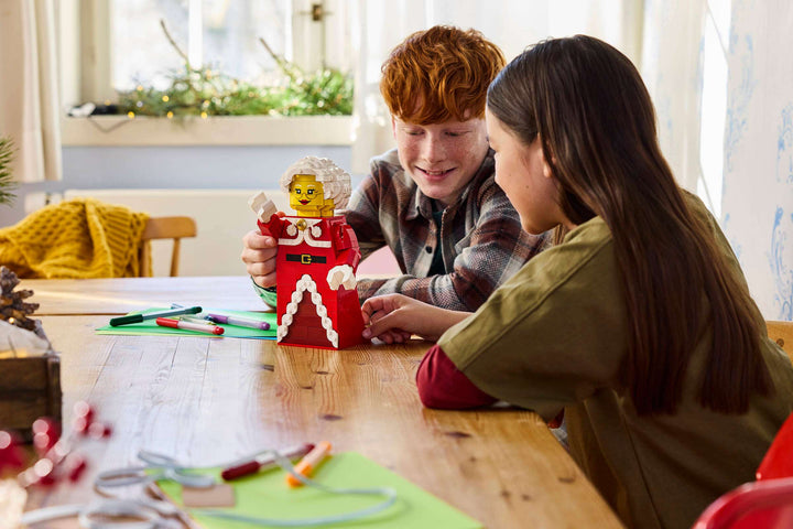 40875 Up-Scaled Mrs. Claus Minifigure