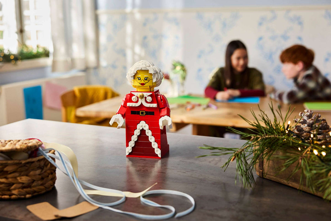 40875 Up-Scaled Mrs. Claus Minifigure