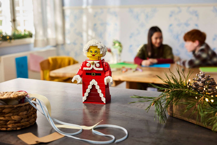 40875 Up-Scaled Mrs. Claus Minifigure