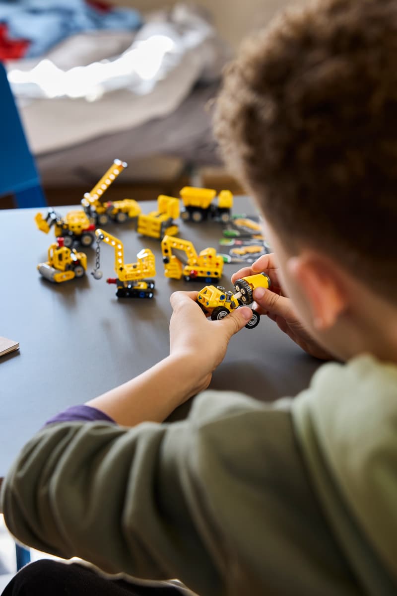 42233 Mighty Machines