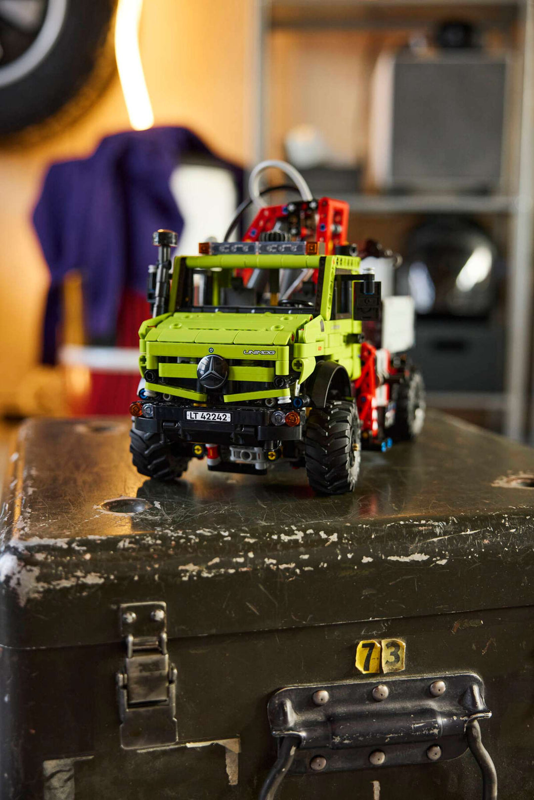 42242 Mercedes-Benz Unimog U 5023 with Crane