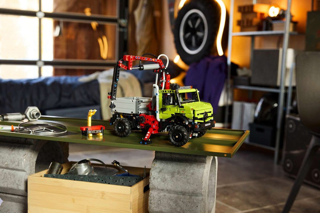 42242 Mercedes-Benz Unimog U 5023 with Crane