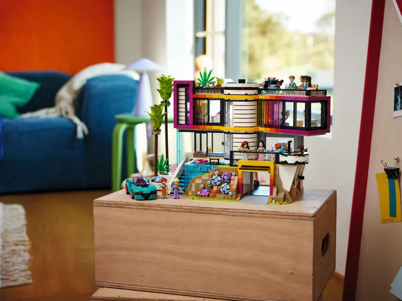 42639 Andrea's Modern Mansion – Box Of Bricks - Main Image