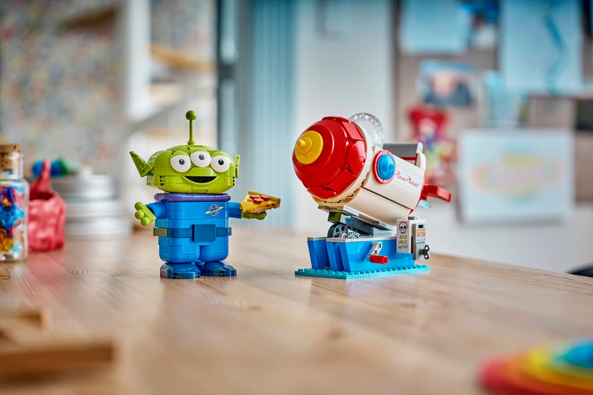 Alien Rocket Ride 43307 Alien with Pizza Planet Rocket Ride – Box Of Bricks