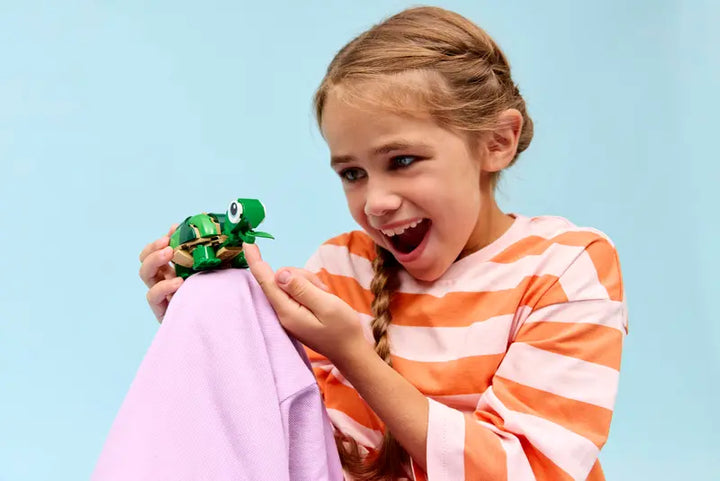 31377 Turtle with a Water Lily Flower