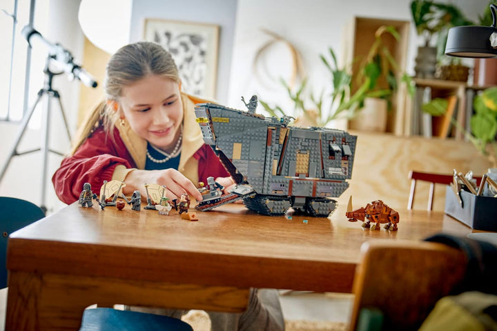 75453 Offworld Sandcrawler™ and Mudhorn