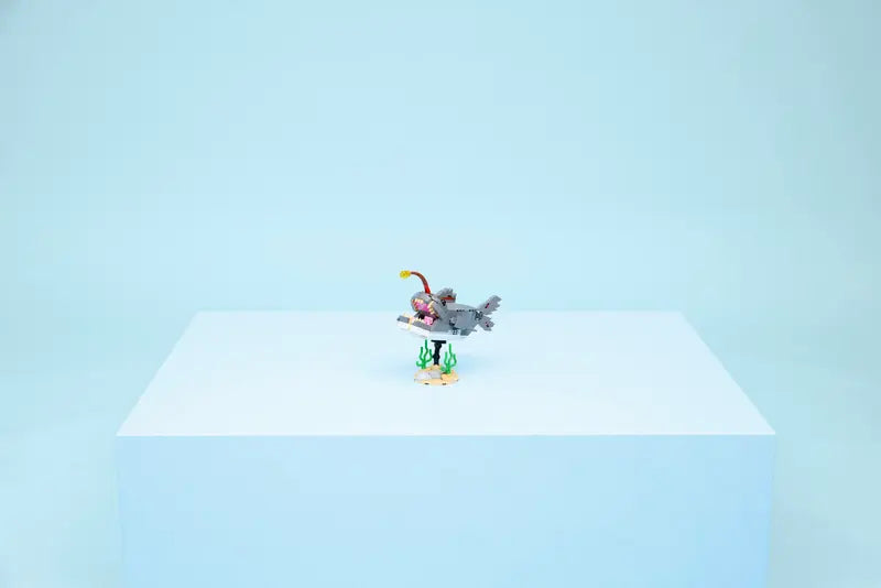 31381 Fierce Shark with a Treasure Chest